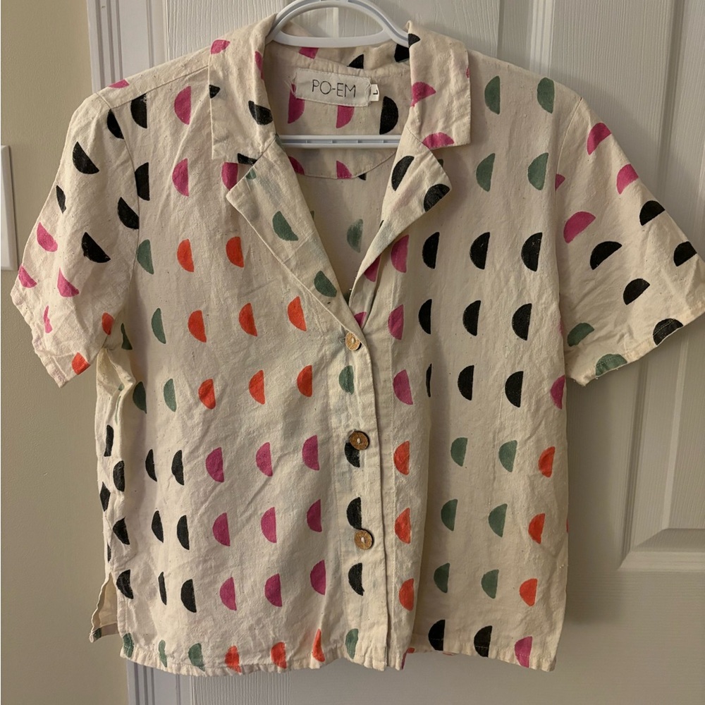 PO-EM Short-Sleeved Buttondown Top in Colormoons Blockprint Pattern